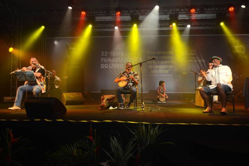 Às 20h30, o público conferiu o show “Carimbozada”, de Mestre Damasceno e Grupo Senta e Peia. Nascido em Salvaterra, no arquipélago do Marajó, pai de nove filhos, cego desde os 19 anos de idade e morador da comunidade quilombola de Vila de Mangueiras, Damasceno recebeu em 2010 o “Prêmio Maria Isabel” do Ministério da Cultura.
FOTO: EUNICE PINTO / ASCOM SECULT
DATA: 07.06.2018
BELÉM - PARÁ <div class='credito_fotos'>Foto: EUNICE PINTO / ASCOM SECULT | <a href='/midias/2018/originais/54b79e3f-18dc-4650-822e-152f4def8122.jpg' download><i class='fa-solid fa-download'></i> Download</a></div>