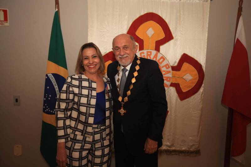 O Governo do Estado do Pará concedeu hoje 230 comendas do Mérito Grão-Pará (foto), a mais alta do Estado, a autoridades e servidores que se destacaram nos últimos oito anos de serviços prestados à população. “O ciclo que encerramos hoje não encerra nossa missão de servir ao público, porque uma vez servidores públicos, trabalhando em benefício da população, nunca mais deixamos de sê-lo, pois essa missão fica gravada em nossos corações”, disse o governador Simão Jatene aos agraciados. O governador entregou, pessoalmente, uma a uma as condecorações.  Das 230 medalhas, 14 foram no grau de Grande Oficial, 60 no grau de Comendador, 8 no grau de Oficial e 11 no grau de Cavaleiro aos servidores civis. Entre os militares, 4 receberam no grau de Comendador, 38 de Oficial e 109 no grau de Cavaleiro.

FOTO: CRISTINO MARTINS / AG. PARÁ
DATA: 31.12.2018
BELÉM - PARÁ <div class='credito_fotos'>Foto: Cristino Martins/Ag. Pará   |   <a href='/midias/2018/originais/54bba7e6-f42f-45b4-a2f6-c6839e1e751a.jpg' download><i class='fa-solid fa-download'></i> Download</a></div>