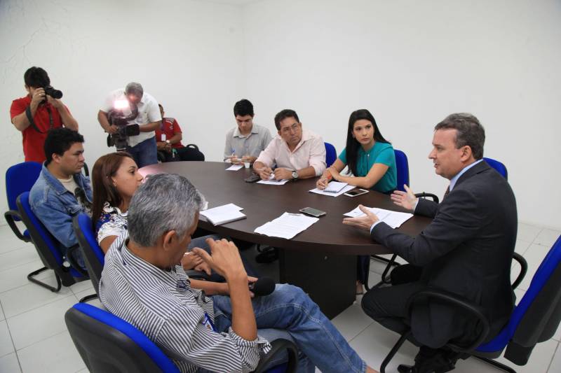 Segundo o diretor do Procon no Pará, Moyses Bendahan, a publicação do Cadastro tem o objetivo de educar fornecedores, “incentivando-os à melhoria contínua, e informar consumidores, visando prevenir a ocorrência de relações de consumo frustradas, e dar subsídio à elaboração de políticas públicas”. O diretor explicou que todos os Procons do Brasil divulgaram os números nesta quinta-feira (15), Dia Internacional do Consumidor.
FOTO: WAGNER ALMEIDA / ASCOM SEJUDH
DATA: 15.03.2018
BELÉM - PARÁ <div class='credito_fotos'>Foto: Wagner Almeida/ Ascom Sejudh | <a href='/midias/2018/originais/54bf3717-52f9-4446-a95f-7017151e6ec9.jpg' download><i class='fa-solid fa-download'></i> Download</a></div>