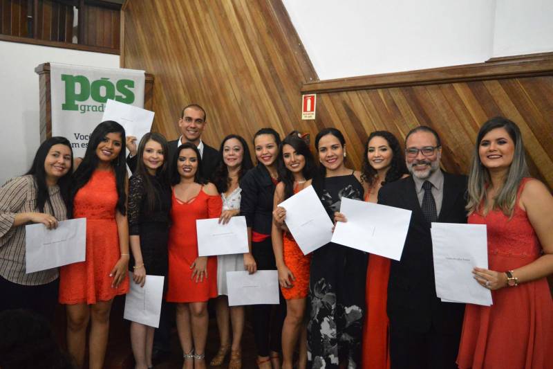 O Programa de Residência Multiprofissional e Uniprofissional em Saúde da Universidade do Estado do Pará (Uepa) celebrou a conclusão de curso de 70 profissionais. A solenidade ocorreu na quinta-feira, 15, no auditório Davi Mufarrej da Universidade da Amazônia, em Belém. O programa é conduzido com as seguintes entidades associadas: Fundação Hospital de Clínicas Gaspar Vianna; Hospital Metropolitano de Urgência e Emergência; Hospital Ophir Loyola; Fundação Santa Casa de Misericórdia do Pará e Fundação Centro de Hemoterapia e Hematologia do Pará.
FOTO: RAYANNE BULHÕES / ASCOM UNAMA
DATA: 15.03.2018
BELÉM - PARÁ <div class='credito_fotos'>Foto: RAYANNE BULHÕES / ASCOM UNAMA | <a href='/midias/2018/originais/54bf7863-cc81-4306-9e02-883244392afd.jpg' download><i class='fa-solid fa-download'></i> Download</a></div>