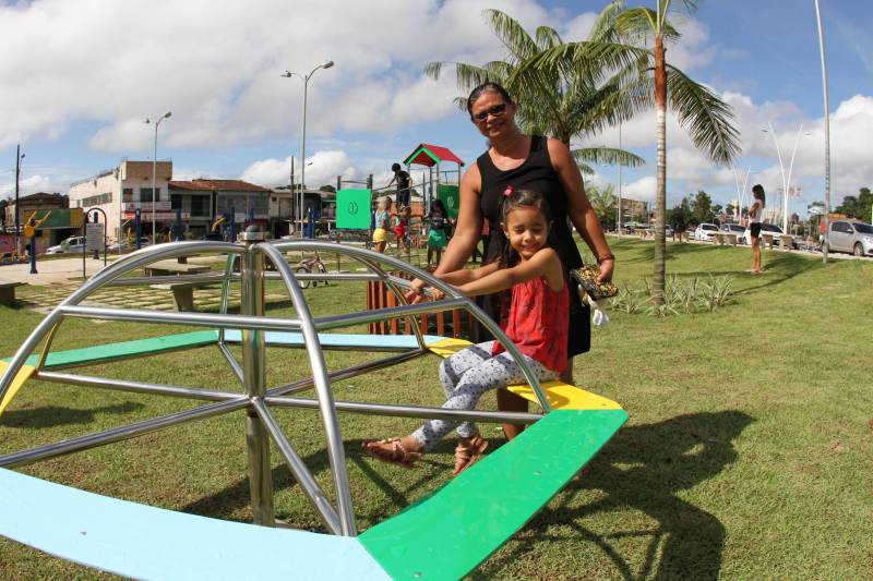 "Agora temos um espaço melhor, mais confortável e seguro para a diversão de nossas crianças e lazer de todos", afirmou Joane Boás, 43 anos (foto). A mãe da pequena Sophia, de 5 anos, comemora ao ver a nova praça da comunidade, no Curió-Utinga, em Belém. O espaço, localizado nas proximidades do Parque Estadual do Utinga, foi entregue oficialmente, neste domingo (01). A cerimônia contou com a presença do governador Simão Jatene, comunidade, entre outras autoridades.
FOTO: CRISTINO MARTINS / AG. PARÁ
DATA: 01.04.2018
BELÉM - PARÁ <div class='credito_fotos'>Foto: Cristino Martins/Ag. Pará | <a href='/midias/2018/originais/54c557ca-0e7c-4a72-9544-1ef8dc4213aa.jpg' download><i class='fa-solid fa-download'></i> Download</a></div>