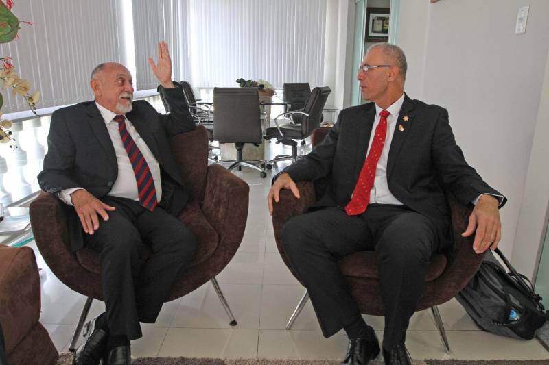 Segurança, tecnologia, educação e recursos hídricos foram alguns dos temas em pauta durante encontro entre o governador Simão Jatene (e) e o embaixador de Israel no Brasil, Yossi Shelley (d), na tarde desta quarta-feira (13), no Palácio do Governo, em Belém. A reunião também contou presença do presidente do Centro Israelita do Pará, Marcos Soares e dos representantes da comunidade israelita, Ana Bentes Bloch e Elias Ramiro Bentes. Com a visita, o País do oriente médio busca estreitar as relações com o Estado e iniciar a construção de parcerias e cooperações em setores estratégicos como ciência, tecnologia e conhecimento. Entre os temas debatidos está a questão da segurança. Israel possui, por exemplo, uma grande expertise em tecnologias utilizadas na área. “Temos um grande conhecimento no que diz respeito à tecnologia para a segurança. Apresentamos algumas utilizadas em nosso País, como softwares de monitoramento, rastreamento, entre outros, que podem ser interessantes para o governo do Pará”, afirmou o embaixador Yossi Shelley. As possibilidades de contribuição também incluem intercâmbios e capacitação profissional na área.

FOTO: CRISTINO MARTINS / AG. PARÁ
DATA: 13.06.2018
BELÉM - PARÁ <div class='credito_fotos'>Foto: Cristino Martins/Ag. Pará   |   <a href='/midias/2018/originais/54c9282c-1b47-499e-b4af-9c1bffe7fcdb.jpg' download><i class='fa-solid fa-download'></i> Download</a></div>