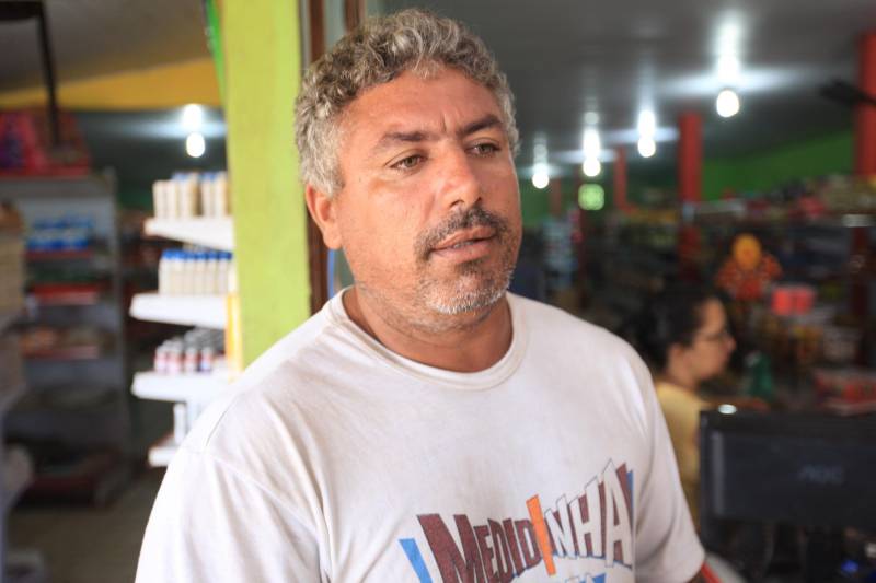 Moradores, comerciantes, militares e políticos da região da Ilha do Marajó comemoraram, nesta quarta-feira (24), junto ao governador Simão Jatene, a entrega do 18º Grupamento Bombeiro Militar, inaugurado hoje no município de Salvaterra. Quarenta e oito militares foram deslocados para o local, sendo 45 praças e três oficiais. O espaço conta com viaturas para atendimento a incêndios, salvamentos, resgates e uma lancha.O Coronel Antônio Zanelli, comandante geral do Corpo de Bombeiros, explicou a escolha do município para receber o grupamento. “Salvaterra foi escolhida estrategicamente para receber este quartel por ser a porta do Marajó. Salvaterra e Soure possuem forte apelo turístico. Antes, nosso tempo-resposta para a população daqui demorava até 1h30 minutos, já que vínhamos de Icoaraci, distrito de Belém. Agora a meta é atender o mais rápido possível os seis municípios da região do Marajó Ocidental”, explicou. Além de Salvaterra e Soure, a corporação atenderá os municípios de Cachoeira do Arari, Santa Cruz do Arari, Ponta de Pedras e Muaná. Na foto, João José da Silva.

FOTO: MÁCIO FERREIRA / AG PARÁ
DATA: 24.01.2018
SALVATERRA - PARÁ <div class='credito_fotos'>Foto: MÁCIO FERREIRA/ AG. PARÁ   |   <a href='/midias/2018/originais/54cf5e95-fd12-4144-bdde-33fb99c606da.jpg' download><i class='fa-solid fa-download'></i> Download</a></div>
