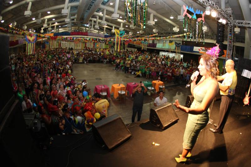Mais de quatro mil idosos caíram na folia na tarde desta quarta-feira (7), durante o 18° Baile Carnavalesco da Melhor Idade, do projeto Vida Ativa, executado pela Secretaria de estado de Esporte e Lazer (Seel). Uma das grandes atrações foi o concurso que escolheu a “Rainha das Rainhas” da terceira idade, título que este ano ficou com a candidata Lindaura Cardoso, de 63 anos. Na foto, Renilce Nocodemos, titular da Seel.
FOTO: CARLOS SODRÉ / AG. PARÁ
DATA: 07.02.2018
BELÉM - PARÁ <div class='credito_fotos'>Foto: CARLOS SODRÉ / AG. PARÁ | <a href='/midias/2018/originais/54d11675-4493-4b38-abeb-295cb7839f8c.jpg' download><i class='fa-solid fa-download'></i> Download</a></div>
