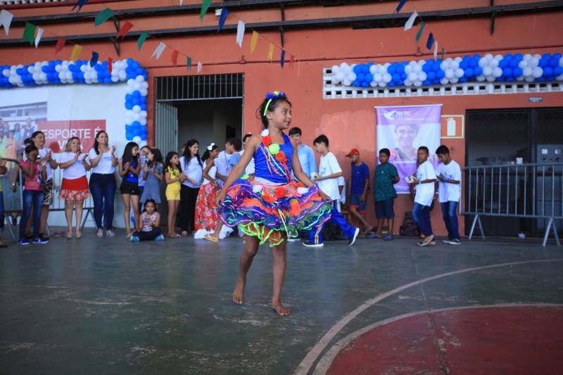 Nesta sexta-feira, uma programação (foto) alegre e diferenciada marcou as comemorações pelos 14 anos do Pro Paz no Pará, iniciativa que surgiu em 2004 como um programa do Governo do Estado, convertida mais tarde em política pública por força de decreto, até se consolidar, em 2015, na Fundação Pro Paz, que tem a missão de racionalizar e ordenar recursos e ações para transformar a vida de milhares de paraenses em situação de vulnerabilidade social. A existência do Pro Paz fez do Pará vanguarda na Federação, por ser o único estado que possui, há mais de dez anos, um protocolo padrão para atendimento a crianças e adolescentes vítimas de violência que é modelo para o Brasil, referendado pela ONG Childhood Brasil e reconhecido pela ONU. O modelo referência do trabalho do Pro Paz foi que levou o Pará a ganhar da Organização das Nações Unidas (ONU), em 2015, o reconhecimento por manter uma das onze melhores práticas das Américas para a integração de sistemas de segurança pública com políticas sociais.
FOTO: MÁCIO FERREIRA / AG. PARÁ
DATA: 29.06.2018
BELÉM - PARÁ <div class='credito_fotos'>Foto: MÁCIO FERREIRA/ AG. PARÁ | <a href='/midias/2018/originais/54d2ad1d-5c40-49d0-8810-a88f58da4b44.jpg' download><i class='fa-solid fa-download'></i> Download</a></div>