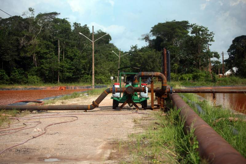 Por conta do não cumprimento do prazo de 48 horas dado pelo Governo do Estado para que a Hydro (foto) reduzisse os níveis das bacias de resíduos ao nível de pelo menos um metro, a Secretaria de Meio Ambiente e Sustentabilidade (Semas) notifica a empresa, na manhã desta terça-feira (27), com a determinação de que reduza a produção da refinaria em 50%. A Semas também triplicará a multa definida anteriormente, cumprindo a legislação ambiental em vigor, chegando a cerca de R$ 1 milhão por dia de descumprimento (300 mil Unidades de Padrão Fiscal). A empresa informou formalmente que reduziu os índices, mas não integralmente no total determinado de um metro. A determinação de redução emitida pela Semas reforça ainda que devem ser mantidos e ampliados os esforços para tratamento dos efluentes e de redução dos níveis das bacias. As equipes da Semas permanecem em campo 24 horas, trabalhando em conjunto com a Defesa Civil e outros órgãos, monitorando a situação.
FOTO: IGOR BRANDÃO / AG. PARÁ
DATA: 24.02.2018
BARCARENA - PARÁ <div class='credito_fotos'>Foto: IGOR BRANDÃO / AG. PARÁ | <a href='/midias/2018/originais/54d515aa-1791-469f-8163-ab00528ac4e9.jpg' download><i class='fa-solid fa-download'></i> Download</a></div>