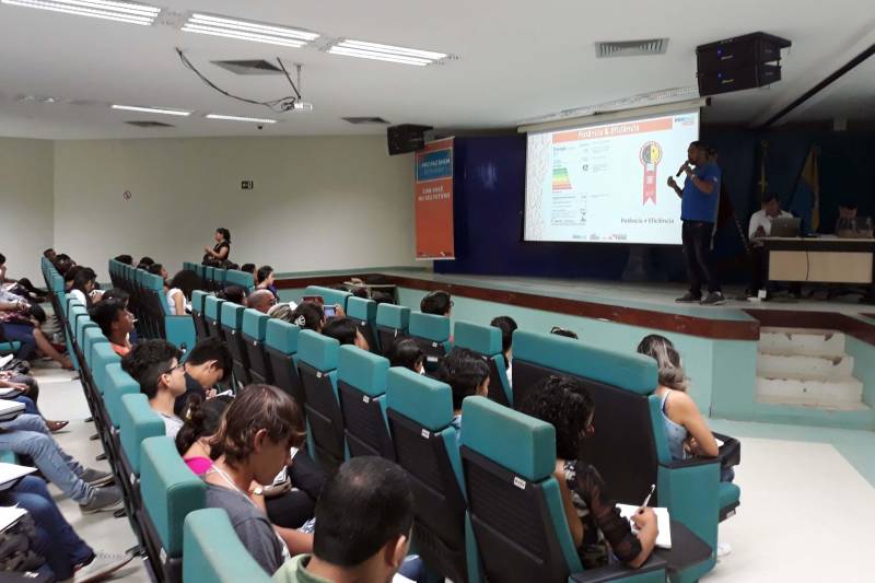 "Esta é uma oportunidade muito importante em assimilar dicas e reforçar o que estamos aprendendo em sala de aula com a equipe de professores", disse o estudante Roni Viana, de 16 anos, aspirante a uma vaga do curso de Educação Física e aluno do 3º ano do Ensino Médio da Escola Estadual Onésima Pereira de Barros, que vai prestar pela primeira vez o Exame Nacional do Ensino Médio (Enem). Assim como Roni, muitos estudantes - ao todo 738 inscritos - deixaram seus afazeres neste sábado (18) e foram até o auditório do Campus Tapajós da Universidade Federal do Oeste do Pará (UFOPA) participar e se preparar ainda mais, por meio dos aulões do Pro Paz Enem, projeto idealizado pelo Governo do Estado do Pará, através da Fundação Pro Paz, e que conta com o apoio do Centro de Governo do Baixo Amazonas. As aulas do Pro Paz Enem são preparadas de acordo com os assuntos exigidos pelo Exame, segundo as áreas de referência, classificadas pelo MEC como Matrizes de Referência: Ciências Humanas e suas Tecnologias; Ciências da Natureza e suas Tecnologias (Física, Química e Biologia); Matemática e suas Tecnologias e Linguagens, Códigos e suas Tecnologias.
FOTO: SAMUEL ALVARENGA / SECOM
DATA: 19.05.2018
SANTARÉM - PARÁ <div class='credito_fotos'>Foto: Samuel Alvarenga / Secom | <a href='/midias/2018/originais/54e4f413-a038-40b0-af43-bc9d61192785.jpg' download><i class='fa-solid fa-download'></i> Download</a></div>