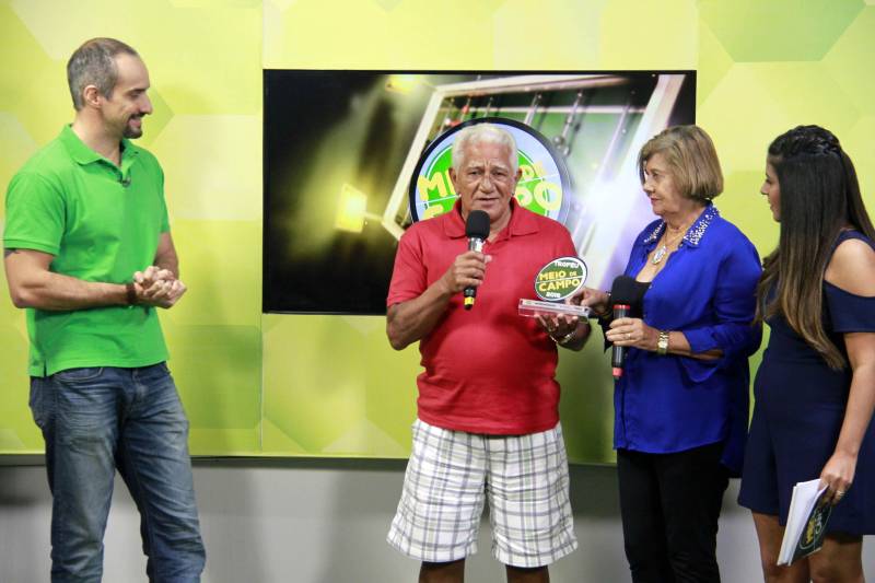 Uma noite de emoção e muita descontração. Assim foi a entrega da sexta edição do "Troféu Meio de Campo" na noite desta segunda-feira (9) no programa "Meio de Campo", da TV Cultura do Pará. Foram premiados os melhores jogadores do Banparazão 2018, eleitos pelos internautas no Portal Cultura durante votação online. O Clube do Remo, campeão do Banparazão 2018, também garantiu troféu do programa. Já o ex-jogador do Paysandu, Ércio, foi o grande homenageado desta edição do troféu. Na fdoto, Felipe Faraon e Trisha Guimarães com o ex-jogador Ércio dos Santos (homenageado) e a esposa.
FOTO: CAMILA LIMA / PORTAL CULTURA
DATA: 09.04.2018
BELÉM - PARÁ <div class='credito_fotos'>Foto: CAMILA LIMA / PORTAL CULTURA | <a href='/midias/2018/originais/54e6b280-15b8-4a6e-8f38-8a928ad16d09.jpg' download><i class='fa-solid fa-download'></i> Download</a></div>