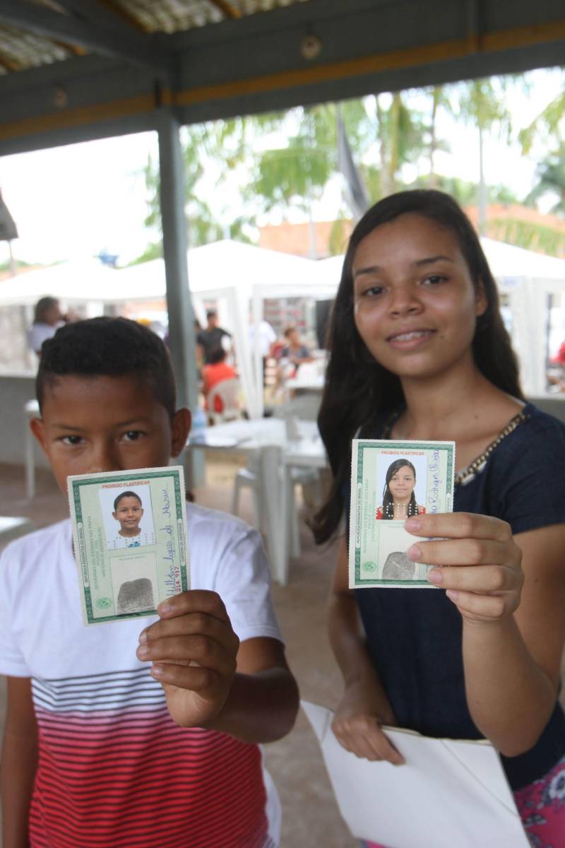 Aos 22 anos, Cláudio Cardoso está desempregado e procura um trabalho para sustentar o filho. Neste domingo (11) ele aproveitou a presença da Caravana Pro Paz no município de Barcarena, distante 15 quilômetros da capital, para retirar seus documentos e até aproveitou para cortar os cabelos. Na segunda-feira (12) pretende sair em busca de um emprego. Ele é um dos mil beneficiados pelos atendimentos feitos na cidade pela Caravana Pro Paz, uma ação do Governo do Pará, que busca garantir o acesso da população mais carente a serviços de atenção às necessidades básicas do cidadão, como atendimentos médicos, exames, vacinação, entre outros, com ações de mobilização em diversas regiões e municípios, a fim de fortalecer a cidadania paraense. “Os documentos e aparências são muito importantes para conseguir um trabalho, por isso estou aproveitando para fazer tudo para na segunda-feira continuar procurando emprego”, comentou Claudio. Ele está separado e quer encontrar um trabalho para sustentar o filho. A Caravana Pro Paz está iniciando os trabalhos em 2018 por Barcarena, nas comunidades de Vila Nova, Bom futuro e Burajuba afetadas pelo transbordamento de rejeitos da Hydro Alunorte, no início deste mês. Os serviços de retirada de documentos (Certidão de Nascimento, RG, Registro Social, ID Jovem), atendimento médico (pediatria, ginecologia e clínica geral), consulta jurídica, exames vacinas e cortes de cabelo foram ofertados em parceria com a Prefeitura do município.
FOTO: IGOR BRANDÃO / AG PARÁ
DATA: 11.03.2018
BARCARENA - PARÁ <div class='credito_fotos'>Foto: IGOR BRANDÃO / AG. PARÁ | <a href='/midias/2018/originais/54e8a667-b029-4555-ba78-f5a542695aee.jpg' download><i class='fa-solid fa-download'></i> Download</a></div>