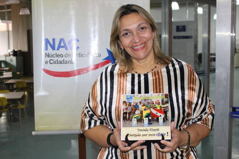 O Núcleo de Articulação e Cidadania (NAC) do Governo do Pará, por meio do Plano Existir e em parceria com a Fundação Cultural do Pará (FCP) e a Imprensa Oficial do Estado; lançou na manhã dessa quarta-feira (19), o Caderno Expresso. O evento foi realizado em um dos auditórios da Biblioteca Pública Arthur Viana, em Belém. O Caderno Expresso é constituído por produções de artistas, iniciantes ou não, de pessoas com deficiência. São poesias, desenhos, pinturas, multimídia, histórias de vida e quadrinhos. A diretora geral do NAC, Daniele Khayat (blusa de listras), deu início a cerimônia, que também contou com representantes dos órgãos que fazem parte do Comitê Gestor do Plano Existir. “Nós conseguimos avançar. Saímos dos limites e alcançamos diversas regiões do estado. É importante que a sociedade civil organizada dê prosseguimento a esse trabalho, peça, fale e tenha voz. As feiras, os projetos, o apoio ao esporte, e tudo que o Plano Existir realizou deve ser levado em frente, o trabalho em prol da pessoa com deficiência não pode parar”, concluiu a diretora.

FOTO: RUAN MOARES / ASCOM NAC
DATA: 19.12.2018
BELÉM - PARÁ <div class='credito_fotos'>Foto: RUAN MORAES / ASCOM NAC   |   <a href='/midias/2018/originais/54e909cd-f7ca-44a0-b317-233a26e9ed39.jpg' download><i class='fa-solid fa-download'></i> Download</a></div>