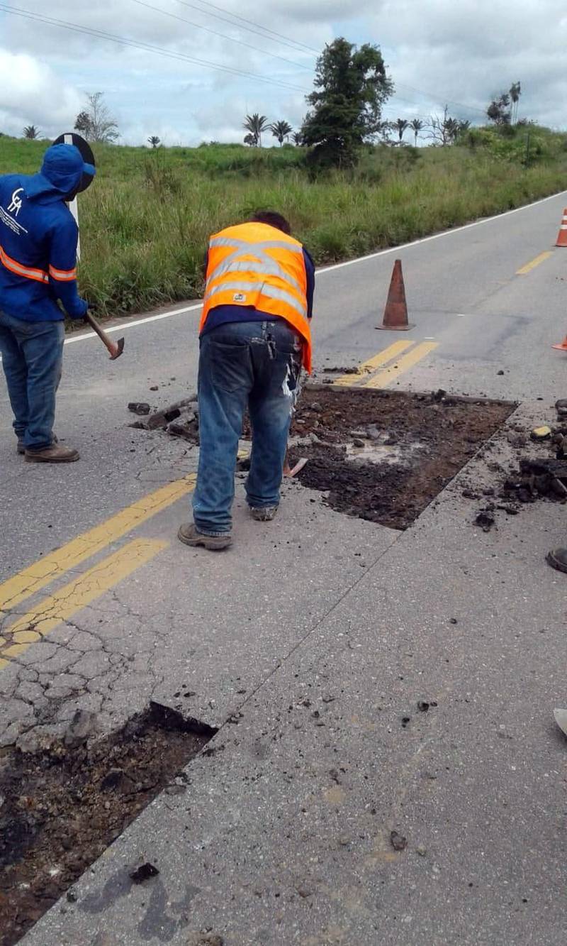 Após as fortes chuvas que têm prejudicado o acesso e a trafegabilidade em algumas rodovias do Pará, a Secretaria de Estado de Transporte (Setran) já identificou e iniciou as ações para recuperar a trafegabilidade das vias. O monitoramento da Secretaria é contínuo e acontece em mais de 7.000 km para garantir, principalmente, o direito de ir e vir dos cidadãos. Até o momento, sete rodovias estão com problemas. A PA-127 teve a interrupção de uma faixa da via em dois trechos. No Km 1, de Igarapé-Açu a Maracanã e no Km 16, da BR-316 a São Domingos do Capim. A interrupção ocorreu após o rompimento das cabeceiras dos bueiros de drenagem. No local, ações emergenciais estão sendo planejadas. Na PA-380, do trecho da BR-361 a Bonito, uma tubulação elevou parte da pista, que foi interrompida, funcionando apenas uma faixa. A situação será analisada para realizar o planejamento da intervenção. Há risco de rompimento total da pista, que encontra-se sinalizada no local de interdição. Na foto, obras de recapagem na PA-279.

FOTO: ASCOM / SETRAN
DATA: 12.04.2018
PARAGOMINAS - PARÁ <div class='credito_fotos'>Foto: ASCOM SETRAN   |   <a href='/midias/2018/originais/54efe63e-3acc-4f87-9311-56b6b96b02ee.jpg' download><i class='fa-solid fa-download'></i> Download</a></div>