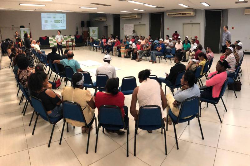 Representantes de 47 comunidades quilombolas de diversas regiões do Pará discutiram em Belém, durante dois dias, estratégias para elaboração do Cadastro Ambiental Rural (CAR) em seus territórios. A oficina foi promovida pelo governo do Estado, por meio da Secretaria de Estado de Meio Ambiente e Sustentabilidade (Semas) e do Programa Municípios Verdes (PMV), aprovado pelo Fundo Amazônia/Banco Nacional de Desenvolvimento Econômico e Social (BNDES). Embora o encontro – realizado na quarta-feira (09) e quinta (10) – tenha sido promovido pelas equipes técnicas da Semas e do PMV, os representantes quilombolas foram protagonistas.
FOTO: ASCOM PMV
DATA: 11.05.2018
BELÉM - PARÁ <div class='credito_fotos'>Foto: ASCOM PMV | <a href='/midias/2018/originais/54f02ec2-a7e0-48df-823a-f492bb53c649.jpg' download><i class='fa-solid fa-download'></i> Download</a></div>