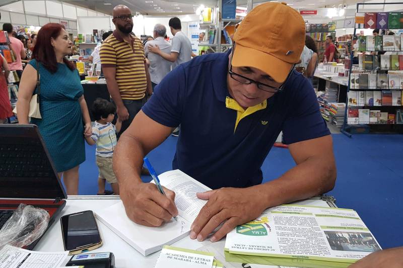 Dos 32 estandes montados no Salão do Livro de Carajás, que está sendo realizado em Marabá, quatro são exclusivos de publicações de autores do Estado. Para o presidente da Academia de Letras de Marabá, Manoel Rodrigues (foto), a feira demonstra o desejo pela leitura. “A gente se sente honrado de ter a Alma representando os diversos autores do município, escritores que a população precisa conhecer, com seus ricos conteúdos.
FOTO: ASCOM CRGSP
DATA: 02.05.2018
MARABÁ - PARÁ <div class='credito_fotos'>Foto: ASCOM CRGSP | <a href='/midias/2018/originais/54f2744e-3baf-4554-bb9b-cd93c631ee4b.jpg' download><i class='fa-solid fa-download'></i> Download</a></div>