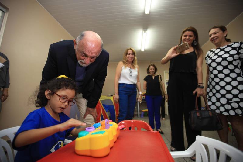 "Hoje vim para uma agenda de inauguração, mas vivi uma experiência de amor, que emana em cada ação dos alunos, professores, direção e de cada um que faz parte desta escola que se torna tão especial porque tem alma". A declaração foi feita pelo governador Simão Jatene (foto), nesta terça, 27, durante a inauguração da obra de reforma e ampliação da Escola Álvares de Azevedo, localizada no Bairro de Batista Campos, em Belém. O governador transformou a inauguração em uma grande confraternização. Passou a tarde na Escola e fez questão de cantar e dançar com os alunos, que expressaram muita gratidão pela obra. Atendendo atualmente 436 alunos, a “Álvares de Azevedo” é uma Unidade Especializada dedicada à educação de estudantes com deficiência visual, e que trabalha nos eixos da educação e da habilitação.
FOTO: MÁCIO FERREIRA / AG. PARÁ
DATA: 27.03.2018
BELÉM - PARÁ <div class='credito_fotos'>Foto: MÁCIO FERREIRA/ AG. PARÁ | <a href='/midias/2018/originais/54f431ef-17ac-425d-83c2-84dadb4c3ae3.jpg' download><i class='fa-solid fa-download'></i> Download</a></div>