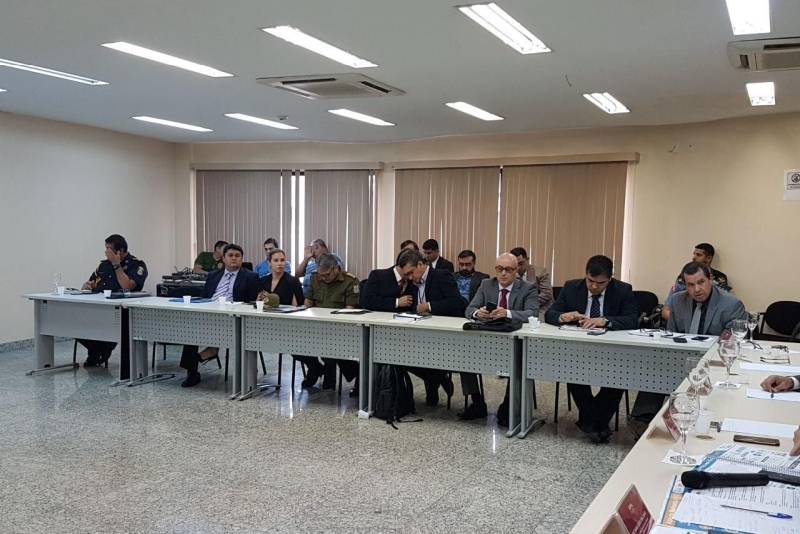 Representantes do Sistema de Segurança Pública do Pará e da Procuradoria Geral de Justiça do Ministério Público Estadual estiveram reunidos, na manhã desta sexta-feira, 16, para dialogar sobre as estratégias que serão implementadas para intensificar a segurança pública no estado. A reunião ocorreu na sede do Ministério Público Estadual.
FOTO: ASCOM MPE
DATA: 16.03.2018
BELÉM - PARÁ <div class='credito_fotos'>Foto: ASCOM / MPE | <a href='/midias/2018/originais/54f5a3d0-33e2-4d17-b1a9-b82bd1c21a1f.jpg' download><i class='fa-solid fa-download'></i> Download</a></div>