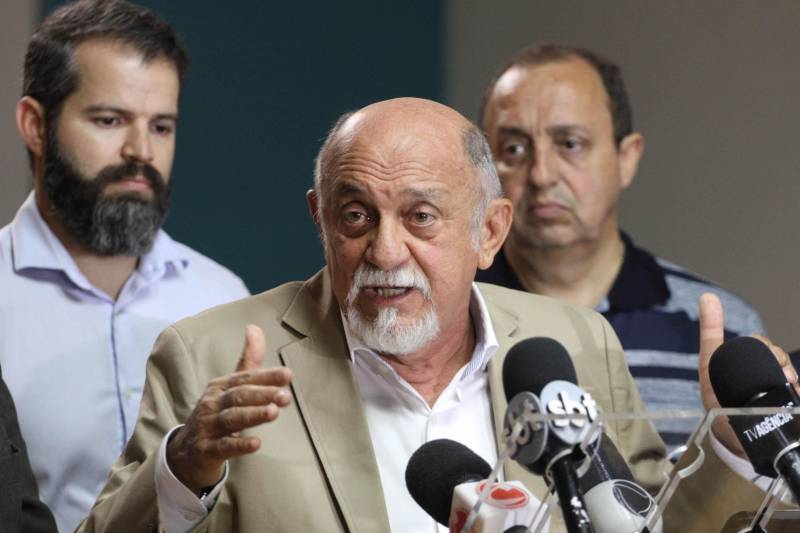 O Governo do Estado anunciou nesta sexta-feira (23), durante coletiva, as medidas que serão adotadas no caso do vazamento registrado no último sábado (17) da bacia de rejeitos de bauxita da Hydro Alunorte, confirmado pelo Instituto Evandro Chagas. Segundo o governador Simão Jatene (foto), a mineradora será notificada para garantir água potável às comunidades ao longo de um ano e, ainda, para criar um fundo financeiro específico para este evento e eventuais incidentes futuros.
FOTO: CRISTINO MARTINS / AG. PARÁ
DATA: 23.02.2018
BELÉM - PARÁ <div class='credito_fotos'>Foto: Cristino Martins/Ag. Pará | <a href='/midias/2018/originais/54f8becf-2e31-4177-b311-4aab0816245c.jpg' download><i class='fa-solid fa-download'></i> Download</a></div>