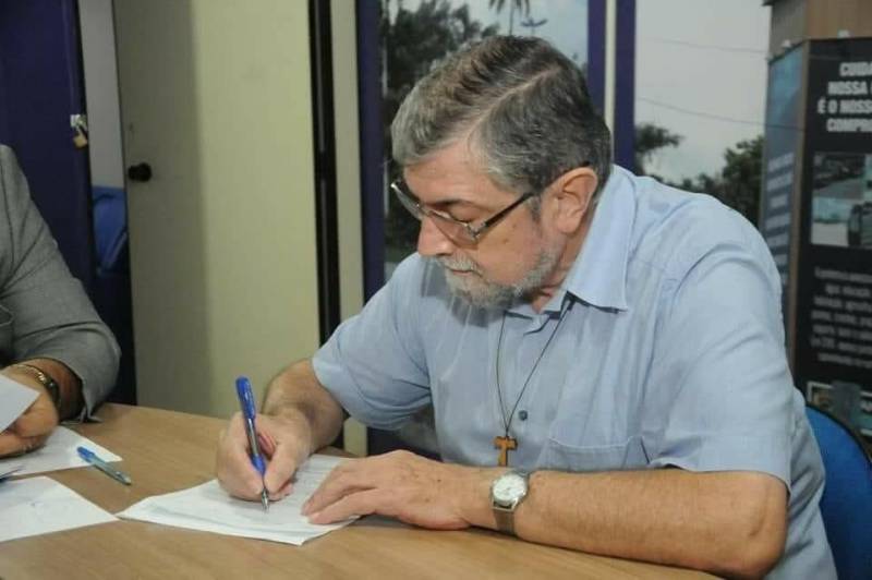 A tradicional celebração de Corpus Christi, realizada há 42 anos em Capanema, nordeste paraense, é considerada um bem cultural de natureza imaterial do Pará pela Secretaria de Estado de Cultura (Secult). Este ano, foi emitido parecer favorável já submetido à aprovação do Conselho Estadual de Cultura. A expectativa é que, em breve, a procissão receba o título de Patrimônio Cultural Imaterial do Estado, com decisão a ser publicada no Diário Oficial. A arte de confeccionar tapetes de serragem colorida para a passagem do Cristo Sacramentado, em Capanema, também vem sendo cada vez mais conhecida pela comunidade católica do Brasil. A cada ano, o número de participantes cresce ainda mais. Na edição de 2018, que ocorre nesta quinta-feira, 31, no centro da cidade, são esperadas mais de 30 mil pessoas. Na foto, o diácono Benedito Silveira, coordenador geral da festividade.
FOTO: ASCOM / PREFEITURA DE CAPANEMA
DATA: 30.05.2018
CAPANEMA - PARÁ <div class='credito_fotos'>Foto: ASCOM / PREFEITURA DE CAPANEMA | <a href='/midias/2018/originais/54f8de0b-87e7-4263-b495-8c18c677159c.jpg' download><i class='fa-solid fa-download'></i> Download</a></div>