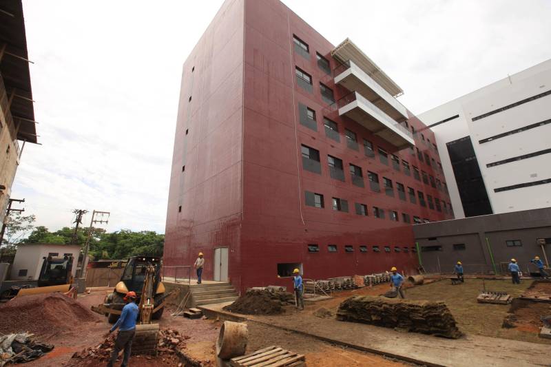 “A população de Itaituba vai contar com uma estrutura fora do comum em hospitais públicos do Brasil”. A afirmação é do engenheiro Gustavo Garoli, gerente geral da obra do Hospital Regional do Tapajós, no município de Itaituba, que está com a estrutura 95% concluída. O hospital que fica na região sudoeste do Estado deve beneficiar, além de cerca de 100 mil itaitubenses, moradores de nove municípios vizinhos.

FOTO: MÁCIO FERREIRA / AG. PARÁ
DATA: 19.12.2018
ITAITUBA - PARÁ <div class='credito_fotos'>Foto: MÁCIO FERREIRA/ AG. PARÁ   |   <a href='/midias/2018/originais/54f90a69-5a7a-4eef-9bd2-097639e3bd18.jpg' download><i class='fa-solid fa-download'></i> Download</a></div>