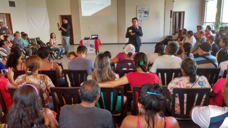 Lideranças comunitárias participaram nesta quinta-feira, 07, na Vila dos Cabanos, em Barcarena, de uma reunião pública com representantes do Governo do Estado. Dois secretários estaduais, de Saúde e de Meio Ambiente e Sustentabilidade, além do vice-presidente da Companhia de Desenvolvimento Econômico (Codec) dialogaram com 125 representantes de comunidades as propostas do governo nas áreas de Saúde, Meio Ambiente e Socioeconomia para questões que envolvem o acidente ambiental da empresa mineradora Hydro, na região. Vitor Mateus e Thales Belo (foto), respectivamente, titulares das pastas de Saúde e Meio Ambiente, e Eduardo Klautau, da Codec, responderam à dúvidas e questionamentos dos moradores de 18 comunidades da região: Ilha do Capim, Vila Beja, Itupanema, Ilha das Onças, São José, Laranjal, Curuperé, Acuí, Conde, Vila Nova, Bom Futuro, Renascer com Cristo, Barcarena Sede, Jardim Paraíso, Jardim São José, Bairro Industrial, Vila dos Cabanos e Aicaraú. Estavam presentes ainda representantes da Secretaria de Assistência Social (Seaster).
FOTO: RODOLFO OLIVEIRA / AG. PARÁ
DATA: 07.06.2018
BARCARENA - PARÁ <div class='credito_fotos'>Foto: Rodolfo Oliveira/Ag. Pará | <a href='/midias/2018/originais/54fe5607-c134-4ced-9fb7-8910b1924b1f.jpg' download><i class='fa-solid fa-download'></i> Download</a></div>
