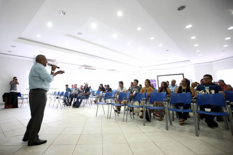 Segundo dia do Encontro de Comunicação do Pará (Publicom), no município de Altamira, nesta sexta-feira, 13, no auditório da Associação Comercial Industrial e Agropastoril (Aciapa). Postura, cuidado com os gestos, expressão corporal, dicção, entonação. Na foto, oficina “Cerimonial e a arte de falar em público” e aprovou todo o conteúdo repassado. A oficina abriu o segundo dia do encontro e foi ministrada pelo cerimonialista do Governo do Estado, Reginaldo Teles.
FOTO: MARCELO LÉLIS / AG. PARÁ
DATA: 13.04.2018
ALTAMIRA - PARÁ <div class='credito_fotos'>Foto: Marcelo Lelis / Ag. Pará | <a href='/midias/2018/originais/55048e4f-b99e-461b-83f1-8a80bc06dabb.jpg' download><i class='fa-solid fa-download'></i> Download</a></div>