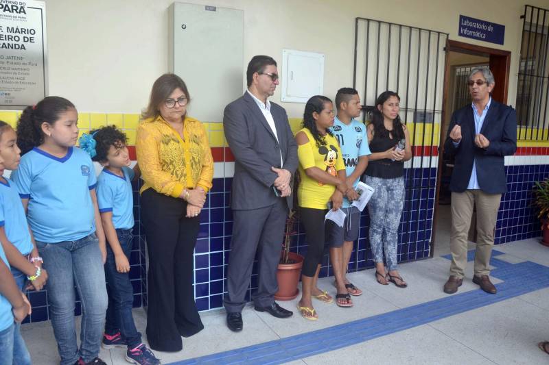 A Escola Estadual Mário Carneiro de Miranda, localizada no bairro da Sacramenta, em Belém, foi reinaugurada nesta terça-feira (22). Com 61 anos de fundação, a unidade foi reformada e ampliada a partir do Programa de Melhoria da Qualidade e Expansão da Cobertura da Educação Básica do Estado do Pará, que materializa o Pacto pela Educação. A obra custou R$ 1.862 milhão. A escola de Ensino Fundamental atende 296 alunos de 6 a 13 anos. A cerimônia de reinauguração foi presidida pela secretária de Estado de Educação, Ana Claudia Serruya Hage, e reuniu, além da comunidade escolar, secretários adjuntos da Seduc e dirigentes de Unidades Seduc na Escola (Use), diretores e professores de outras escolas do bairro. A escola tem cinco salas de aula climatizadas, sala de professores, diretoria, dispensa, sala de leitura, banheiros para professores e alunos (masculino e feminino), banheiro para Portador de Necessidades Especiais, sala de informática, uma nova cozinha, bicicletário, todos devidamente identificados, inclusive em linguagem braile para orientação aos alunos de baixa visão. Na foto, o gerente do Escritório de Projetos das Seduc, Paulo Machado (d).

FOTO: ELISEU DIAS / ASCOM SEDUC
DATA: 22.05.2018
BELÉM - PARÁ <div class='credito_fotos'>Foto: Eliseu Dias / Ascom Seduc   |   <a href='/midias/2018/originais/550afa54-41f6-4831-b106-cf2c493f203a.jpg' download><i class='fa-solid fa-download'></i> Download</a></div>