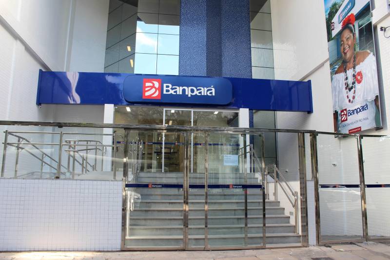 O Banco do Estado do Pará (Banpará) inaugurou, na manhã desta segunda-feira (19), as novas instalações da agência Nazaré, em Belém. Os clientes e sociedade em geral contam com um espaço mais moderno e adequado para os atendimentos bancários.
FOTO: ASCOM BANPARÁ
DATA: 19.03.2018
BELÉM - PARÁ <div class='credito_fotos'>Foto: Ascom Banpará | <a href='/midias/2018/originais/55128edd-4140-42ce-99fe-3185cf70b721.jpg' download><i class='fa-solid fa-download'></i> Download</a></div>