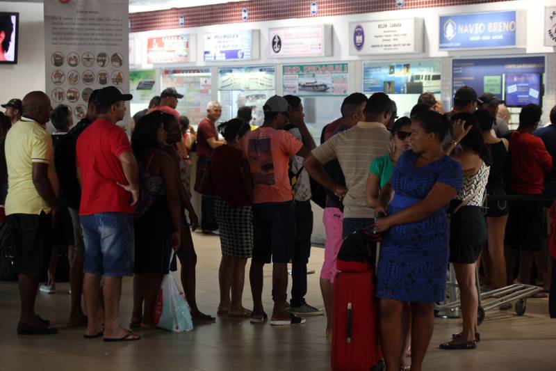 O Terminal Hidroviário do Porto de Belém “Luiz Rebelo Neto” registrou um movimento recorde no final de semana que marcou o início das férias escolares. Exatamente 6.615 pessoas passaram pelo terminal, entre embarque e desembarque.
FOTO: SIDNEY OLIVEIRA / AG. PARÁ
DATA: 03.07.2018
BELÉM - PARÁ <div class='credito_fotos'>Foto: Sidney Oliveira/Ag. Pará | <a href='/midias/2018/originais/5515d8eb-34eb-43af-989c-c9bd6c997bef.jpg' download><i class='fa-solid fa-download'></i> Download</a></div>