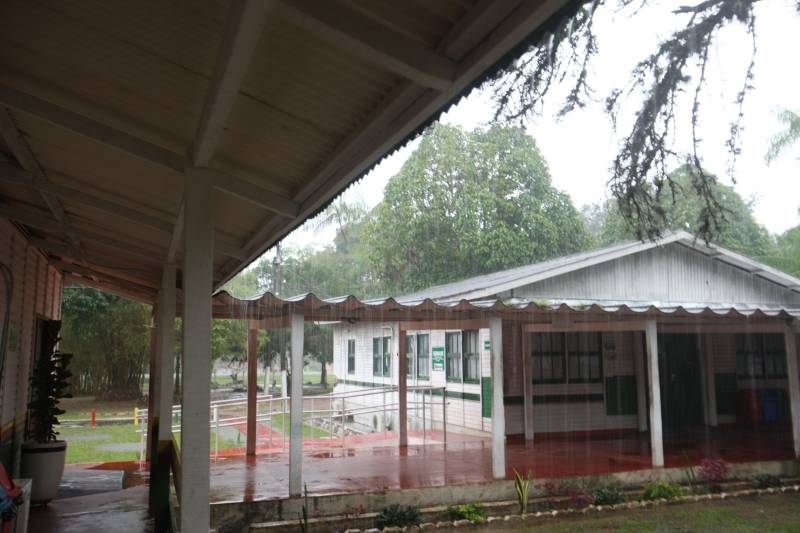 A chuva que caiu na manhã desta segunda-feira, 26, em Belém e outros municípios da região nordeste do Estado, não afetou as bacias localizadas em Barcarena. No total foram registrados 53 milímetros de chuva, desde o final de semana. “Não houve qualquer transbordamento ou mais prejuízos”, explicou o capitão Marcelo Santos, do Corpo de Bombeiros. Enquanto isso, as ações do Governo do Estado nas comunidades afetadas pela contaminação constatada pelo Instituto Evandro Chagas (IEC), no entorno da área de atuação da empresa Hydro, continuam. Até o momento, 893 galões de água potável foram entregues a 399 famílias da região. O abastecimento será semanal e a quantidade varia em função do número de pessoas residentes em cada casa, com média de uma unidade de 20 litros para cada duas pessoas.
FOTO: IGOR BRANDÃO / AG. PARÁ
DATA: 25.02.2018
BARCARENA - PARÁ <div class='credito_fotos'>Foto: IGOR BRANDÃO / AG. PARÁ | <a href='/midias/2018/originais/55190647-db0f-4ef2-b99f-e412acd0ddf0.jpg' download><i class='fa-solid fa-download'></i> Download</a></div>