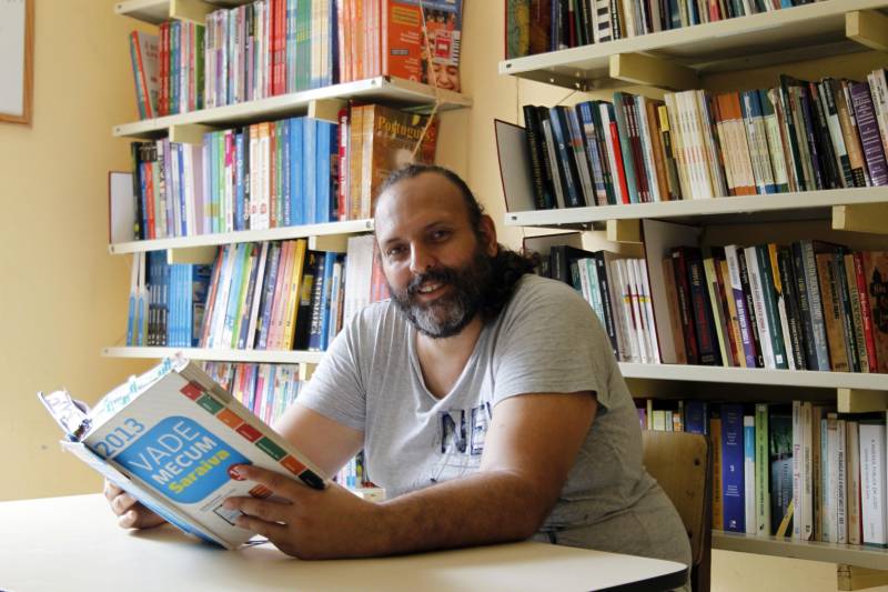 Chegar a uma faculdade e concluir um curso superior é um sonho acalentado pela maioria dos brasileiros. Dentro dos presídios, esse sonho tem um significado ainda maior: é a oportunidade de começar uma nova vida e voltar ao convívio social. No ano passado, sete detentos custodiados no Presídio Estadual Metropolitano I (PEM I), dentro do Complexo Penitenciário de Marituba, na Região Metropolitana de Belém, foram aprovados no Programa Universidade para Todos (Prouni), do Ministério da Educação (MEC). Criado pelo governo federal em 2004, o Prouni oferece bolsas de estudo integrais e parciais em instituições privadas de educação superior. No Pará, 40 internos foram inscritos no programa e, até o momento, sete foram aprovados. Na foto, o detento Carlos Brito de Carvalho, 44 anos.
FOTO: AKIRA ONUMA / ASCOM SUSIPE
DATA: 21.03.2018
BELÉM - PARÁ <div class='credito_fotos'>Foto: Akira Onuma / Ascom Susipe | <a href='/midias/2018/originais/551b2291-48dd-43f8-8c90-2e6c0a9972eb.jpg' download><i class='fa-solid fa-download'></i> Download</a></div>