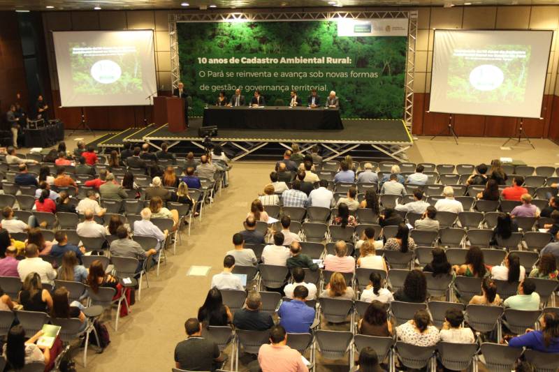 O governador Simão Jatene participou na manhã desta terça-feira, 27, da abertura do Seminário “Cadastro Ambiental Rural (CAR) 10 Anos: Avanços e Perspectivas”, promovido pela Secretaria de Meio Ambiente e Sustentabilidade (Semas), no Hangar – Centro de Convenções e Feiras da Amazônia. 

FOTO: CRISTINO MARTINS / AG. PARÁ
DATA: 27.11.2018
BELÉM - PARÁ <div class='credito_fotos'>Foto: Cristino Martins/Ag. Pará   |   <a href='/midias/2018/originais/55221284-3e9c-4308-8413-33d0be7a347d.jpg' download><i class='fa-solid fa-download'></i> Download</a></div>