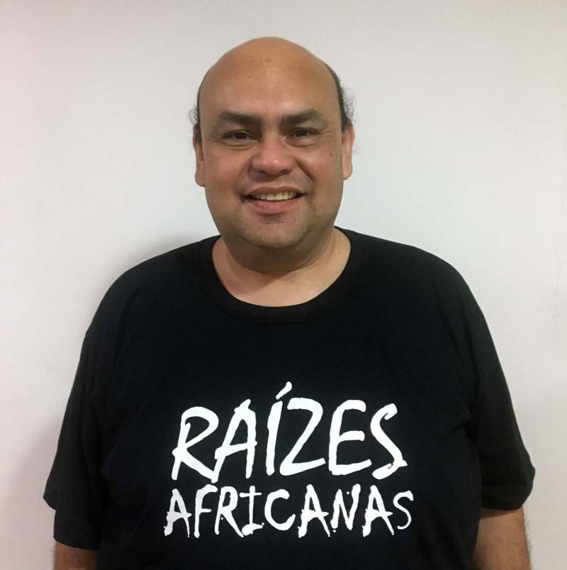 Neste domingo (20), um grupo de cinco professores da rede pública e particular de ensino vão estar reunidos no auditório Ismael Nery, da Fundação Cultural do Estado do Pará, das 7h30 às 13h00, para um ciclo de cinco palestras e debates sobre “Escravidão, Resistência e Raízes Africanas no Brasil”. A equipe de professores reuniu-se para estudos interdisciplinares, a fim de alcançar outros professores e estudantes, e os induzir à reflexão crítica sobre o tema. A iniciativa partiu do historiador Júlio Charchar, autor do livro Memórias da Escravidão Negra no Brasil, que será distribuído gratuitamente a todos os participantes do evento. O evento contará também com a presença do professor Márcio Marçal, que vai abordar as formas de resistência dos escravos no campo e na cidade, utilizando documentos históricos do século XIX, que destacam os abolicionismos e o protagonismo do negro no contexto escravocrata, além de tratar do período pós-abolição e da dinâmica que norteia a exclusão étnico-racial na contemporaneidade. Na foto, o professor Helder Bentes, pesquisador em Ciências da Linguagem.
FOTO: ASCOM / FCP
DATA: 20.05.2018
BELÉM - PARÁ <div class='credito_fotos'>Foto: ASCOM FCP | <a href='/midias/2018/originais/5529968e-9bd5-44df-9fa4-ba1494b697d2.jpg' download><i class='fa-solid fa-download'></i> Download</a></div>