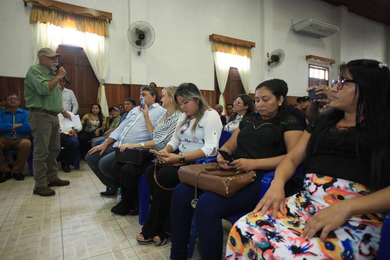 O produtor rural Nilson Corrêa da Silva, 23 anos, mora na comunidade Santo Ezequiel Moreno e produz alimentos em 700 hectares de terra na agrovila Acutipereira, no município de Portel, no arquipélago do Marajó. Mesmo morando e produzindo alimentos na comunidade, ele não possuía título de propriedade de terra. Para beneficiar produtores como Nilson, o governador Simão Jatene entregou, na manhã desta sexta-feira (23), títulos coletivos que beneficiaram mais de mil famílias. Os títulos também beneficiaram comunidades remanescentes de quilombos e povos tradicionais do município marajoara. O Pará foi o Estado que mais titulou áreas em prol dos remanescentes de quilombos no Brasil. Das 170 comunidades tituladas no país, 62 estão no Pará, sendo que destas 53 foram tituladas pelo Instituto de Terras do Pará (Iterpa).

FOTO: MÁCIO FERREIRA / AG. PARÁ
DATA: 23.03.2018
PORTEL - PARÁ <div class='credito_fotos'>Foto: MÁCIO FERREIRA/ AG. PARÁ   |   <a href='/midias/2018/originais/55330710-7558-4b9d-9381-268cb6e19f48.jpg' download><i class='fa-solid fa-download'></i> Download</a></div>