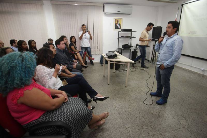 Após seis meses de captação, contabilização e estudos de dados obtidos de diversas instituições do Estado e do país, a Fundação Amazônia de Amparo a Estudos e Pesquisas (Fapespa) lançou, nesta quarta-feira (4), o “Perfil da Juventude Paraense 2018”, estudo que tem por principal objetivo, disponibilizar um conjunto de informações que identifica a juventude do Pará, visando contribuir para a manutenção de uma agenda que dará tratamento especial aos jovens do Estado. “Lançamos um documento inédito que contempla diversas faces da juventude paraense, desde onde ela está, quantos são, quais suas dificuldades e até mesmo quais seus sonhos. Podemos descobrir, entre outros dados, que 26% da população do Pará é de jovens entre 15 e 29 anos, sendo que destes, 22% (o equivalente a 521 mil), estão sem estudar e sem trabalhar, o que pode fazer com que se envolvam com a criminalidade”, explicou Eduardo Costa, presidente da Fapespa.
FOTO: CARLOS SODRÉ / AG. PARÁ
DATA: 04.04.2018
BELÉM - PARÁ <div class='credito_fotos'>Foto: Carlos Sodré/Agência Pará | <a href='/midias/2018/originais/55415b37-891c-4e2f-8965-db77f18f7724.jpg' download><i class='fa-solid fa-download'></i> Download</a></div>
