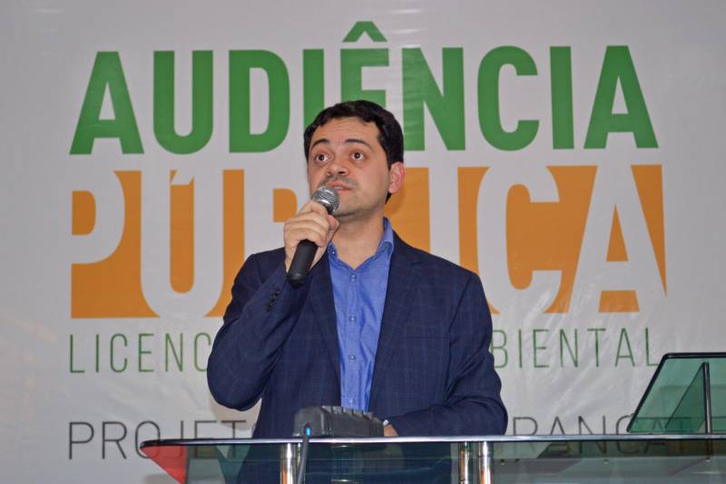 A Secretaria de Meio Ambiente e Sustentabilidade (Semas) realizou, na quinta-feira (10), em Água Azul do Norte, município do sudeste paraense, a audiência pública do projeto “Pedra Branca”, de responsabilidade da empresa Vale Dourado Mineração Ltda. O projeto foi desenvolvido para a viabilidade da exploração mineral de cobre, ouro e prata. O impacto no meio ambiente e na socioeconomia do município de Água Azul do Norte, na região de integração Araguaia, foram debatidas na programação. Autoridades federais, estaduais e municipais, a Procuradoria Geral do Estado, órgãos públicos e privados, instituições governamentais e não governamentais e a população em geral participaram da Audiência Pública. O objetivo foi subsidiar o parecer técnico a ser emitido pela equipe da Semas, para fins de licenciamento ambiental. Na foto, o secretário estadual de Meio Ambiente e Sustentabilidade, Thales Belo.
FOTO: ASCOM / SEMAS
DATA: 11.05.2018
ÁGUA AZUL DO NORTE - PARÁ <div class='credito_fotos'>Foto: ASCOM SEMAS | <a href='/midias/2018/originais/5545827a-e218-41bf-a226-bf1110217c52.jpg' download><i class='fa-solid fa-download'></i> Download</a></div>