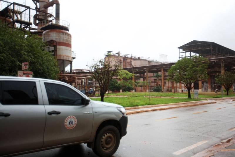 O governo do Estado intensificou as ações nas comunidades do município de Barcarena, no nordeste paraense, afetadas pela contaminação constatada pelo Instituto Evandro Chagas (IEC), no entorno da área de atuação da empresa Hydro. A força-tarefa de órgãos estaduais em parceria com a prefeitura municipal seguiu neste domingo (25), com a continuação do cadastramento de famílias, levantamento de possíveis problemas de saúde decorrentes da situação e distribuição de água potável, medidas emergenciais determinadas pelo Grupo de Trabalho do Governo do Estado. Ao todo, 30 profissionais da saúde, entre agentes de endemias e de saúde, além de 16 assistentes sociais, agentes da Defesa Civil, entre outros profissionais do Estado e Município atuam nos últimos dias nas comunidades de Bom Futuro, Vila Nova e Bujaruba. As equipes estão em campo para mapear e identificar as necessidades das famílias que residem nesses locais e que tipo de impacto que elas podem ter sofrido.
FOTO: IGOR BRANDÃO / AG PARÁ
DATA: 25.02.2018
BARCARENA - PARÁ <div class='credito_fotos'>Foto: IGOR BRANDÃO / AG. PARÁ | <a href='/midias/2018/originais/554b17e3-9bbc-43d0-9b35-64d16b86ed24.jpg' download><i class='fa-solid fa-download'></i> Download</a></div>