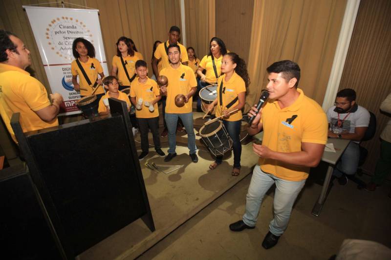 O Comitê de Enfrentamento à Violência Sexual Contra Crianças e Adolescentes, o Ministério Público do Pará, a Fundação Pro Paz (foto) e outras instituições parceiras realizaram na manhã desta sexta-feira (18) uma “Ciranda pelos direitos sexuais de crianças e adolescentes”, no auditório do MP, em Belém. A programação foi alusiva a 18 de Maio, Dia Nacional de Enfrentamento à Exploração e ao Abuso Sexual Contra Crianças e Adolescentes. O objetivo do evento foi debater com crianças e adolescentes a temática, enfatizando o respeito aos direitos desse segmento. A promotora Leane Barros Fiuza de Melo, coordenadora do Centro de Apoio Operacional da Infância e Juventude do Ministério Público, ressaltou a importância de somar esforços nesta luta.
FOTO: RODOLFO OLIVEIRA / AG. PARÁ
DATA: 18.05.2018
BELÉM - PARÁ <div class='credito_fotos'>Foto: Agência Pará | <a href='/midias/2018/originais/554b37b9-6114-48b1-970d-1accb44ece3d.jpg' download><i class='fa-solid fa-download'></i> Download</a></div>