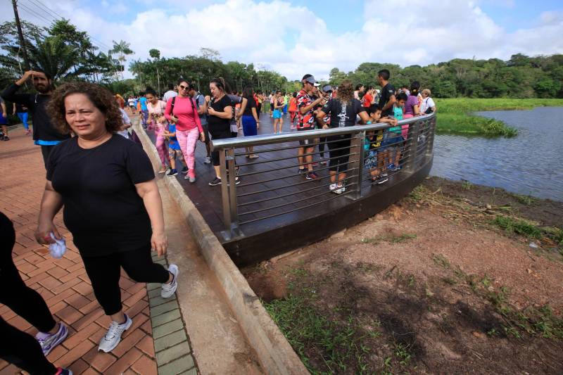 Uma reabertura feita a milhares de mãos. A fita inaugural colocada no inicio da trilha principal do Parque do Utinga foi rompida por mais de cinco mil pessoas ansiosas pelo inicio da caminhada, marcando o segundo dia da programação de reabertura do mais novo espaço paraense de lazer e interatividade com a natureza.
FOTO: MÁCIO FERREIRA / AG. PARÁ
DATA: 17.03.2018
BELÉM - PARÁ <div class='credito_fotos'>Foto: MÁCIO FERREIRA/ AG. PARÁ | <a href='/midias/2018/originais/55528c51-2497-44c7-8dfb-cd255c7ca144.jpg' download><i class='fa-solid fa-download'></i> Download</a></div>
