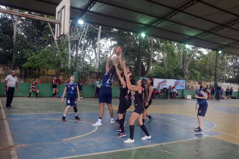 Criado nos Estados Unidos no início da década de 1890, o basquete é a modalidade que apontou os primeiros times campeões da terceira etapa regional dos Jogos Estudantis Paraenses (JEPs), em Igarapé-Açú. Na sexta-feira (18), os times de basquete masculino de Maracanã e o feminino de Castanhal conquistaram os primeiros lugares e são os campeões que vão disputar a etapa Estadual, em junho. Ao redor da quadra de esportes da Escola Cônego Calado, a torcida estava posicionada para acompanhar as partidas que anunciariam os medalhistas do basquete. A primeira disputa foi entre os times de Maracanã e Castanhal, na categoria "A" (de 12 a 14 anos). Cada ponto marcado era comemorado pela torcida, que ao final do quarto tempo, pode celebrar a conquista do município de Maracanã, com placar de 21 pontos, contra 15 de Castanhal.
FOTO: RAI PONTES / ASCOM SEDUC
DATA: 19.05.2018
IGARAPÉ-AÇÚ - PARÁ <div class='credito_fotos'>Foto: Rai Pontes/Ascom Seduc | <a href='/midias/2018/originais/55540a7c-2ff0-4f20-a637-399be5cbd65b.jpg' download><i class='fa-solid fa-download'></i> Download</a></div>