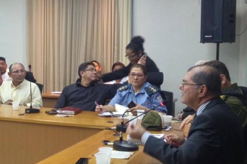 Aproximadamente 90 líderes comunitários de Belém, Região Metropolitana e interior do estado estiveram na tarde desta segunda-feira, 4, participando do “Encontro Comunitário de Segurança” (foto). Promovido pela Secretaria de Estado de Segurança Pública e Defesa Social (Segup) por meio da Diretoria de Prevenção Social da Violência e Criminalidade (Diprev), a finalidade do evento foi a de discutir, avaliar e sugerir os trabalhos que vêm sendo feitos pela secretaria, além de manter permanente o diálogo com os representantes dos conselhos de segurança dos bairros. O encontro oportuniza ainda a o debate dos problemas que rondam as comunidades, assim como traçar medidas de prevenção, a fim de reduzir a criminalidade.

FOTO: ASCOM / SEGUP
DATA: 04.06.2018
BELÉM - PARÁ <div class='credito_fotos'>Foto: Ascom Segup   |   <a href='/midias/2018/originais/555aeecf-e981-4f35-be64-254f1ec6a177.jpg' download><i class='fa-solid fa-download'></i> Download</a></div>