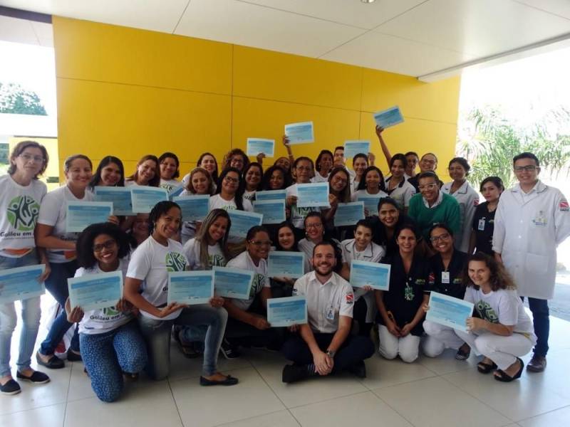 Na última sexta-feira (29/6) o Hospital Público Estadual Galileu (HPEG), em Belém (PA), certificou (foto) a quinta turma do curso gratuito de Cuidador de Idosos promovido pela unidade. A capacitação aconteceu no auditório da unidade ao longo de duas semanas, com carga horária de 40h, e capacitou 33 pessoas para o cuidado com idosos. Ao todo, já são mais 160 pessoas formadas nas cinco turmas. Segundo os alunos, um dos diferenciais do curso oferecido pelo Hospital Galileu é que todos os professores do curso fazem parte do corpo clínico do hospital.
FOTO: ASCOM / HPEG
DATA: 29.06.2018
BELÉM - PARÁ <div class='credito_fotos'>Foto: ASCOM / HPEG | <a href='/midias/2018/originais/556511af-f42a-43c9-9689-57f1306abf42.jpg' download><i class='fa-solid fa-download'></i> Download</a></div>