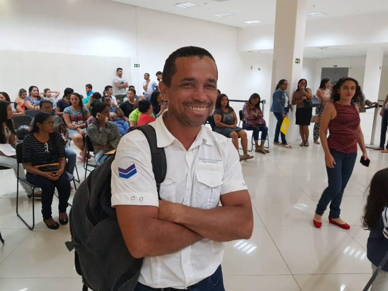 Diante da grande procura por emissão de carteira de identidade na Estação Cidadania Marabá, no sudeste paraense, a fila de espera para tirar o Registro Geral (RG) já previa atendimento até 2019. Para reduzir esse tempo de espera, a Polícia Civil do Pará começou nesta sexta-feira (23) a “Operação Polícia Cidadã”, no segundo piso do Shopping Center da sede municipal. O mutirão, que conta com 11 servidores da Secretaria de Estado de Segurança Pública e Defesa Social (Segup), prevê a emissão de 300 documentos por dia. Na foto, o pedreiro José Carneiro da Silva, morador da Vila Murumuru, na zona rural de Marabá.
FOTO: KÉLIA SANTOS / ASCOM CRGSP
DATA: 23.03.2018
MARABÁ - PARÁ <div class='credito_fotos'>Foto: KÉLIA SANTOS / ASCOM CRGSP | <a href='/midias/2018/originais/556c7cad-6e3c-499e-940c-81c07f0c8c65.jpg' download><i class='fa-solid fa-download'></i> Download</a></div>