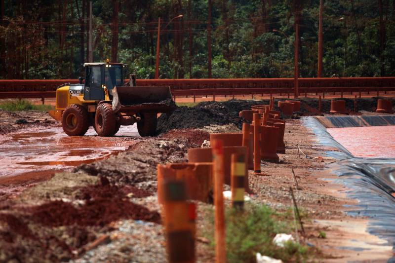 Iniciou neste sábado, 24, o prazo que o Governo do Estado deu para que a empresa de alumínio Hydro Alunorte adote procedimentos e mecanismos seguros ambientalmente, a fim de que as bacias de resíduos da empresa baixem os níveis em pelo menos um metro – o que é definido tecnicamente como padrão de segurança com comprovação permanente da redução e manutenção dos níveis. Uma equipe de fiscalização da Secretaria de Estado de Meio Ambiente e Sustentabilidade (Semas) está no município para fazer o monitoramento dos níveis das bacias do sistema de tratamento dos rejeitos da Bauxita. "Vamos montar equipes para, de duas em duas horas, avaliar o nível das bacias. Em caso de chuva o monitoramento será feito de uma em uma hora", explicou Rejiane Santos, geóloga da Diretoria de Licenciamento Ambiental da Semas.
FOTO: IGOR BRANDÃO / AG PARÁ
DATA: 24.02.2018
BELÉM - PARÁ <div class='credito_fotos'>Foto: IGOR BRANDÃO / AG. PARÁ | <a href='/midias/2018/originais/55752295-f3cf-4d6f-9bd6-de09e40c3c0c.jpg' download><i class='fa-solid fa-download'></i> Download</a></div>