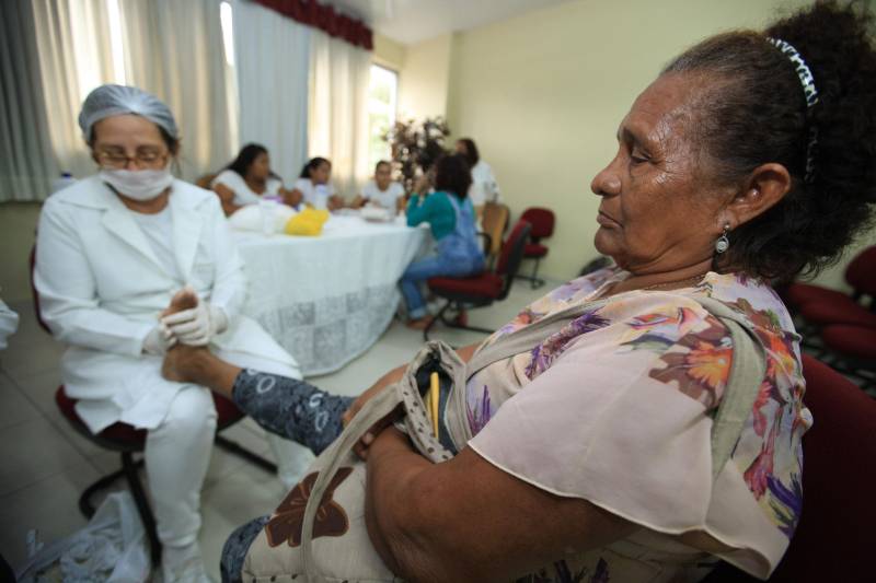 Nesta quarta-feira (2), a Secretaria de Assistência Social, Trabalho, Emprego e Renda (Seaster) realizou, na Casa do Trabalhador, uma ação de cidadania alusiva ao Dia do Trabalhador, celebrado ontem (1°). A programação contou com emissão de RG, encaminhamento para carteira de trabalho, intermediação de mão de obra através do SINE, testes rápidos de Hepatite C, atendimento médico com clínico geral, orientação jurídica e de contabilidade, cadastro e emissão de carteiras para artesãos, palestras e serviços de beleza. Iara Carvalho, de 22 anos, acordou cedo para participar da ação. Ela, que procura um emprego, foi encaminhada para a intermediação de mão de obra do SINE e aproveitou, também, para fazer um atendimento jurídico. “Fiquei sabendo da ação pela minha tia e vim participar. Conheço pessoas que conseguiram emprego pelo SINE e vim me cadastrar na torcida de conseguir um também. Espero já sair daqui com alguma entrevista marcada”, disse.
FOTO: MÁCIO FERREIRA / AG. PARÁ
DATA: 02.05.2018
BELÉM - PARÁ <div class='credito_fotos'>Foto: MÁCIO FERREIRA/ AG. PARÁ | <a href='/midias/2018/originais/557761b1-5ea9-491c-a2b6-f8be54cf0f9e.jpg' download><i class='fa-solid fa-download'></i> Download</a></div>