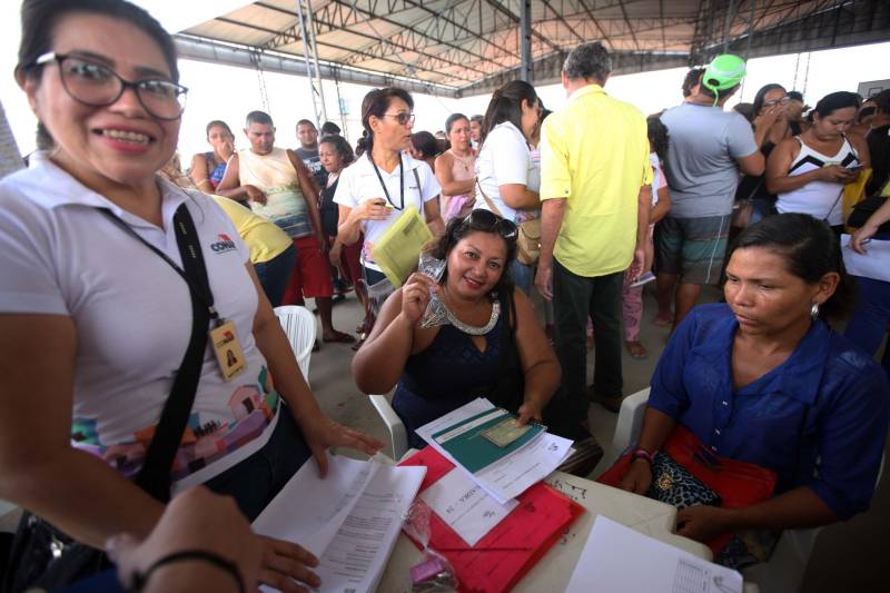 O governo do Pará, por meio da Companhia de Habitação do Pará (Cohab) entregou, neste sábado (24), as chaves dos 4 mil apartamentos do Residencial Viver Melhor Marituba. O local passa a ser, agora, a moradia de mais de 15 mil pessoas que aguardavam pelo empreendimento. Desde o início da manhã, servidores da Cohab estavam a postos, na quadra de esportes do Residencial, organizando a entrega das chaves dos apartamentos. A Companhia de Saneamento do Pará (Cosanpa) também atendia os novos moradores, que já podiam realizar o cadastro de suas unidades de consumo para ligação do fornecimento de água.
FOTO: THIAGO GOMES / AG PARÁ
DATA: 24.02.2018
MARITUBA - PARÁ <div class='credito_fotos'>Foto: Thiago Gomes /Ag. Pará | <a href='/midias/2018/originais/557ccc51-6a7b-496b-9f97-d40ea72047ea.jpg' download><i class='fa-solid fa-download'></i> Download</a></div>