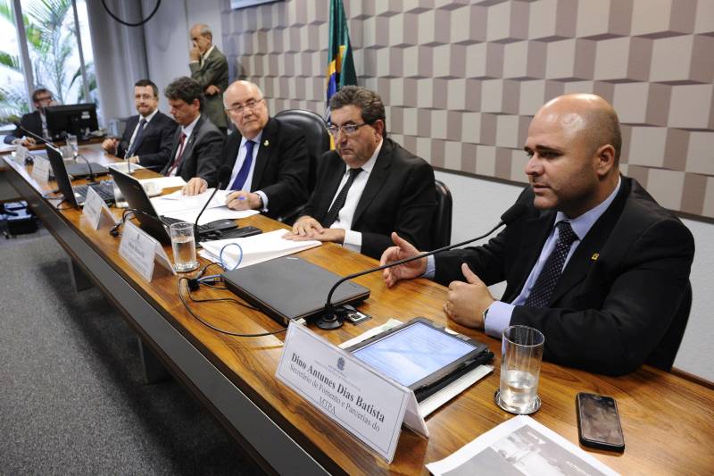 O secretário de Desenvolvimento Econômico, Mineração e Energia do Pará, Adnan Demachki, voltou a reivindicar em Brasília (DF) que parte dos recursos pela renovação da outorga da Estrada de Ferro Carajás viabilize a Ferrovia Paraense (Fepasa), durante audiência pública da Comissão de Serviços de Infraestrutura nesta quarta-feira (21), no Senado Federal. Na foto, odiretor da Agência Nacional de Transportes Terrestres (ANTT), Sérgio de Assis Lobo; o secretário de Coordenação de Projetos da Secretaria-Geral da Presidência da República, Tarcísio Gomes de Freitas; o presidente eventual da CI, senador Flexa Ribeiro (PSDB-PA); o secretário de Desenvolvimento Econômico, Mineração e Energia do Estado do Pará, Adnan Demachki; e o secretário de Fomento para Ações de Transportes, do Ministério dos Transportes, Portos e Aviação Civil, Dino Antunes Dias Batista.
FOTO: MARCOS OLIVEIRA / AGÊNCIA SENADO
DATA: 21.03.2018
BRASÍLIA - DF <div class='credito_fotos'>Foto: Marcos Oliveira / Agência Senado | <a href='/midias/2018/originais/558146f2-4e0c-4a0b-aaa6-45b251469e2d.jpg' download><i class='fa-solid fa-download'></i> Download</a></div>
