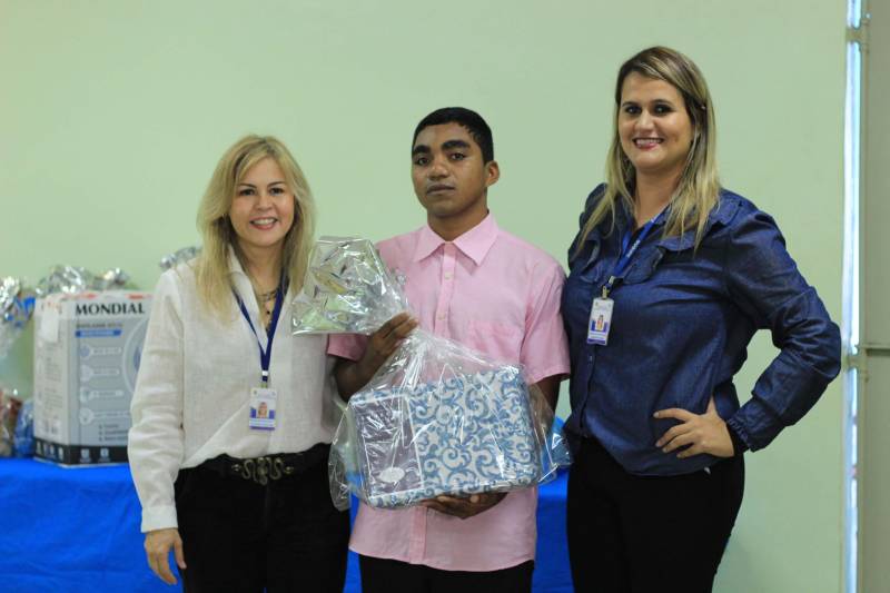 A Superintendência do Sistema Penitenciário do Estado (Susipe), por meio das diretorias de Assistência Biopsicossocial e de Reinserção Social, realizou nesta quinta-feira (13) a premiação do concurso de cartazes em alusão ao Dia "D" de Combate à Tuberculose – 15 de Dezembro -, instituído desde 2016 na Susipe. A data foi criada para ressaltar a necessidade de fomentar os procedimentos operacionais de controle da tuberculose e estabelecer um cronograma regular de atividades educativas em saúde (palestras, oficinas de arte e concursos), que sensibilize servidores e pessoas presas, para maior efetividade nas ações de controle da doença. Na foto, o interno Antonio Marcos, que recebeu Mensão Honrosa.

FOTO: AKIRA ONUMA / ASCOM SUSIPE
DATA: 13.12.2018
BELÉM - PARÁ <div class='credito_fotos'>Foto: Akira Onuma / Ascom Susipe   |   <a href='/midias/2018/originais/55885995-4589-4afe-8fd3-6a163125b349.jpg' download><i class='fa-solid fa-download'></i> Download</a></div>