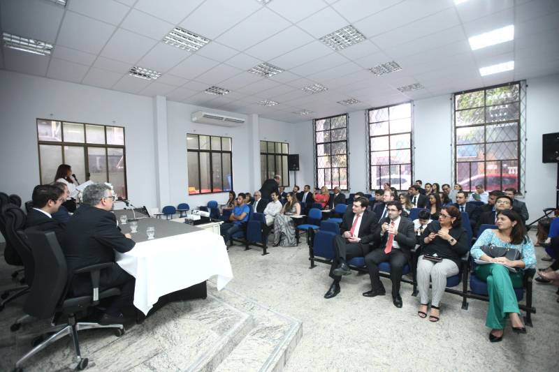 O procurador-geral do Estado, Ophir Cavalcante Junior, deu posse, na tarde da última segunda-feira (26), a seis novos procuradores do Estado, aprovados no 20º concurso público da Procuradoria Geral do Estado (PGE). O evento ocorreu no auditório do prédio-sede da instituição, em Batista Campos, Belém. Foram empossados Idemar Cordeiro Peracchi, Edson dos Santos Matoso, Ducival Carvalho Pereira Júnior, Giulliane Pinheiro Corrêa de Lima, Jobson de Oliveira Pereira e Arthur Marcel Batista Gomes. A cerimônia teve a presença do procurador-geral adjunto, Henrique Nobre Reis, do corregedor-geral da PGE, Paulo de Tarso Dias Klautau Filho, do presidente da Associação dos Procuradores do Estado, Ary Lima Cavalcanti, e de diversos procuradores do Estado, familiares e amigos dos empossados.
FOTO: THIAGO GOMES / AG. PARÁ
DATA: 27.03.2018
BELÉM - PARÁ <div class='credito_fotos'>Foto: Thiago Gomes /Ag. Pará | <a href='/midias/2018/originais/558be7f4-8efa-461f-af46-4f5c9efb09c0.jpg' download><i class='fa-solid fa-download'></i> Download</a></div>