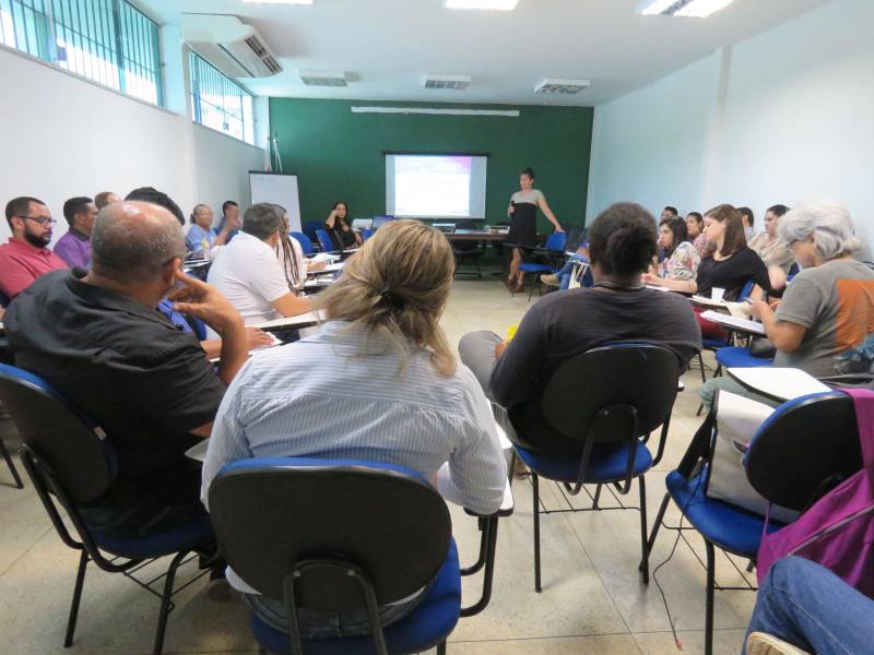 Com o objetivo de discutir a minuta do Decreto Governamental que criará a Política de Manejo Florestal Comunitário e Familiar do Pará (PMFCF), o Instituto de Desenvolvimento Florestal e da Biodiversidade (Ideflor-bio) e o Instituto Internacional de Educação do Brasil (IEB) realizaram, nos dias 28 e 29 de junho (quinta e sexta-feira), reuniões (foto) para consulta pública com representantes de diversos segmentos da sociedade paraense. O espaço foi aberto para comentários, sugestões e críticas ao texto do decreto. Participaram da consulta, além de representantes e técnicos do Ideflor-bio e do IEB, representantes da Empresa de Assistência Técnica e Extensão Rural do Pará (Emater), das secretarias de Estado de Assistência Social, Trabalho, Emprego e Renda (Seaster) e de Ciência, Tecnologia e Educação Técnica e Tecnológica (Sectet), e Ministério Público Estadual, além de membros da sociedade que serão diretamente relacionados e beneficiados pela política, como engenheiros florestais, consultores e comunitários de diversos municípios paraenses.
FOTO: ASCOM / IDEFLOR-BIO
DATA: 30.06.2018
BELÉM - PARÁ <div class='credito_fotos'>Foto: Ascom Ideflor-Bio | <a href='/midias/2018/originais/558d6229-3c98-4a83-85f1-11a3953e8d49.jpg' download><i class='fa-solid fa-download'></i> Download</a></div>