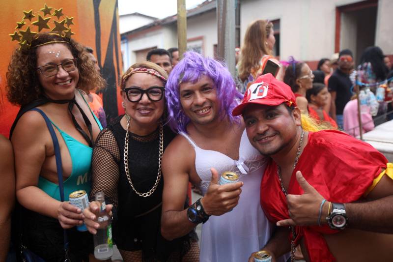 O professor Júlio Leal Gomes é natural de Vigia de Nazaré, no nordeste paraense, terra conhecida pela hospitalidade, principalmente em época festiva. Mantendo a tradição, no Carnaval Júlio e seus irmãos abrem a casa da família para amigos e outros parentes. Neste ano, o imóvel de quatro cômodos abrigou mais de 50 pessoas. Vigia tem um dos maiores e mais tradicionais carnavais do Pará. Nesta época do ano, a população do município, de 51.173 habitantes (Censo/IBGE), triplica com a chegada de brincantes oriundos de todo o Brasil, e os vigienses – igual coração de mãe - acolhem essa multidão. A estimativa é a cidade receber mais de 300 mil pessoas neste Carnaval.
FOTO: IGOR BRANDÃO / AG PARÁ
DATA: 13.02.2018
VIGIA - PARÁ <div class='credito_fotos'>Foto: IGOR BRANDÃO / AG. PARÁ | <a href='/midias/2018/originais/558e2853-f18a-49c6-a2df-f1ed11489702.jpg' download><i class='fa-solid fa-download'></i> Download</a></div>