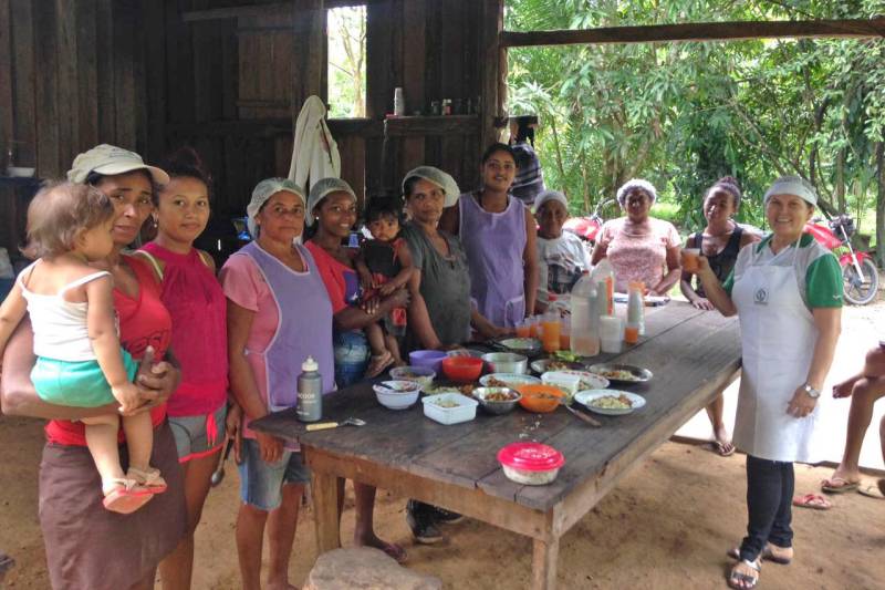 Uma agenda de atividades, que inclui oficinas e cursos (foto) de reaproveitamento de alimentos, faz parte do Programa de Assistência Técnica e Extensão Rural (Proater). Promovida pela Empresa de Assistência Técnica e Extensão Rural do Estado do Pará (Emater-Pará), em diversas comunidades da Região Metropolitana de Belém (RMB), a agenda é executada pela técnica em segurança alimentar e nutricional, Gilma Silva, especialista em alimentação alternativa, com ênfase no aproveitamento integral de alimentos. A agenda deste mês teve início no dia 3, com uma reunião no Centro de Referência em Assistência Social (Cras) Dom Zico. Na ocasião, 16 participantes, todos sem renda, conheceram os trabalhos da Emater e solicitaram o curso de reaproveitamento de alimentos. No dia 18 deste mês, 19 participantes do curso oferecido aprenderam a preparar arroz enriquecido e suco refrescante.
FOTO: ASCOM / EMATER
DATA: 22.04.2018
BELÉM - PARÁ <div class='credito_fotos'>Foto: ASCOM EMATER | <a href='/midias/2018/originais/559422a5-4673-42c1-a344-54d9e4ae09eb.jpg' download><i class='fa-solid fa-download'></i> Download</a></div>